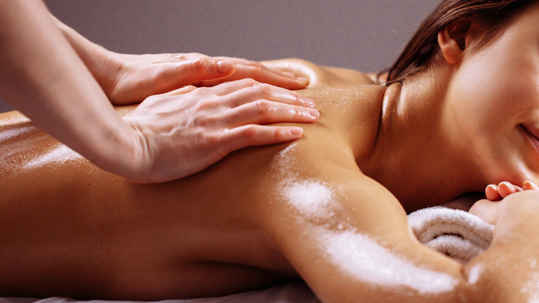 Aromatherapy massage là gì? Lợi ích của Aromatherapy massage mang đến cho sức khỏe