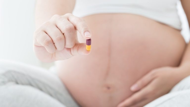 Nếu bà bầu uống thừa axit folic, liệu có ảnh hưởng gì đến thai nhi không?