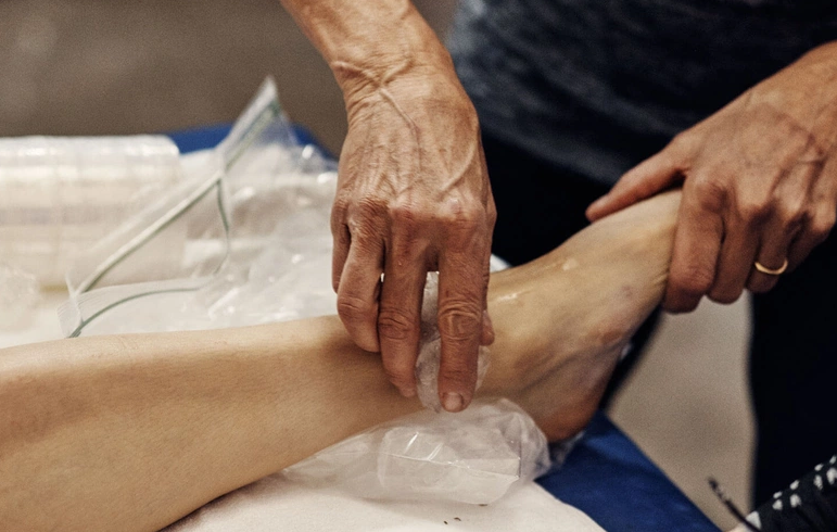 Bệnh tê bì chân tay ở người già là gì? Cách phòng và chữa bệnh thế nào? 3
