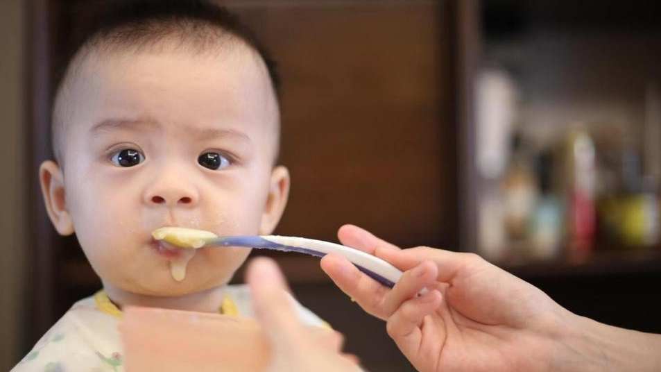 Cho bé ăn dặm bột ngọt bao lâu? Cần lưu ý gì khi bé ăn dặm?
