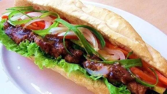 Bánh mì thịt nướng bao nhiêu calo? Cách điều chỉnh chế độ ăn với bánh mì thịt nướng