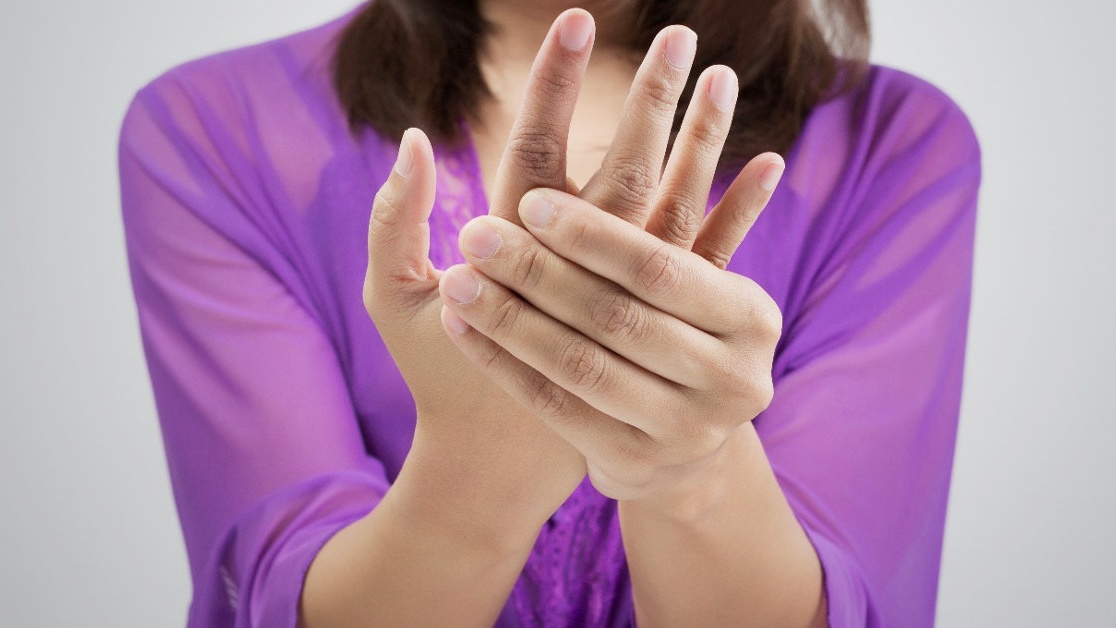 Ngoài việc chườm lanh, có cách nào khác để giảm sưng đau đầu ngón tay?
