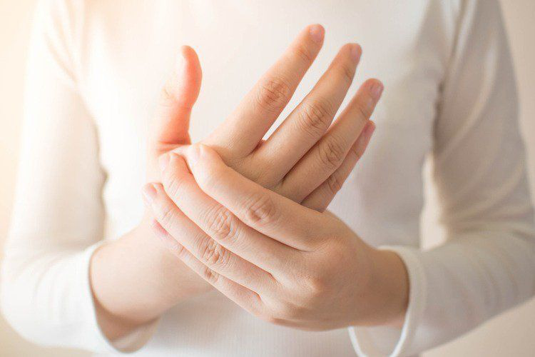 Bệnh nhân bị cứng khớp ngón tay sau bó bột 3