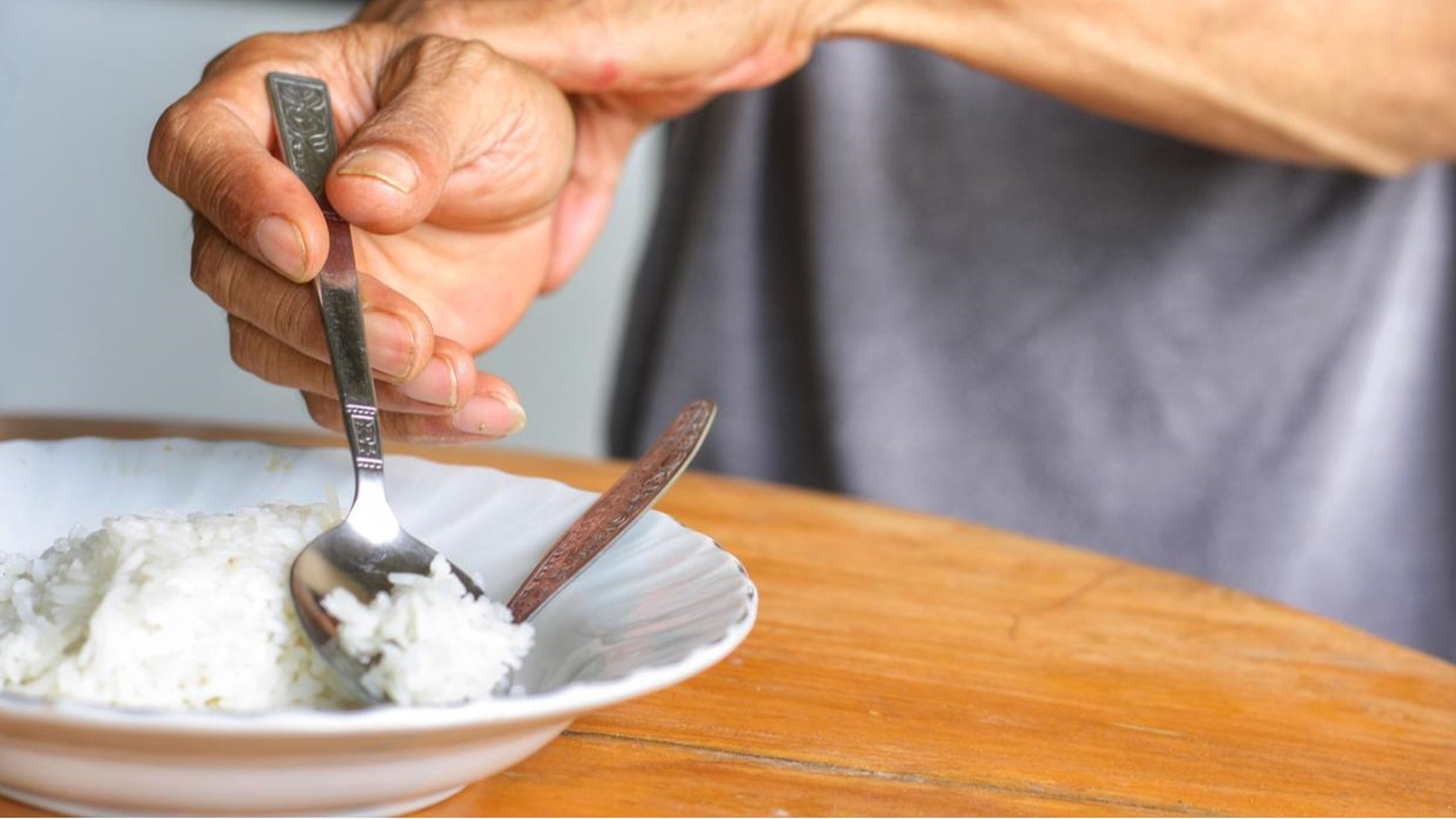 Tại sao bệnh Parkinson nên hạn chế protein trong chế độ ăn?
