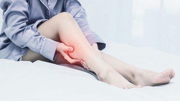 Đau bắp chân khi ngủ có liên quan đến tư thế nằm không đúng?
