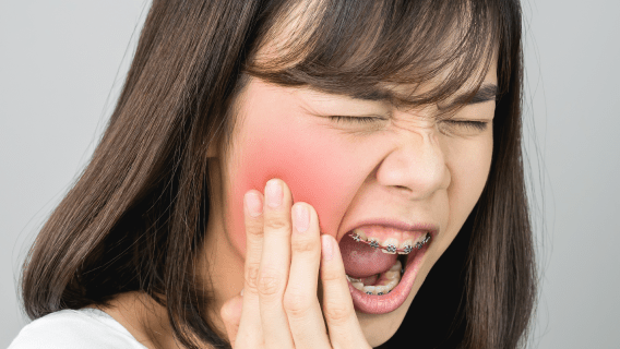 Triệu chứng đau hàm gần tai có xuất hiện đột ngột hay dần dần?
