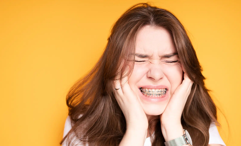 Bị nhiệt miệng khi niềng răng phải làm sao? Cách xử lý hiệu quả 2