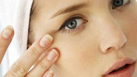 Có phương pháp tự nhiên nào khác giúp trị thâm quầng mắt?

