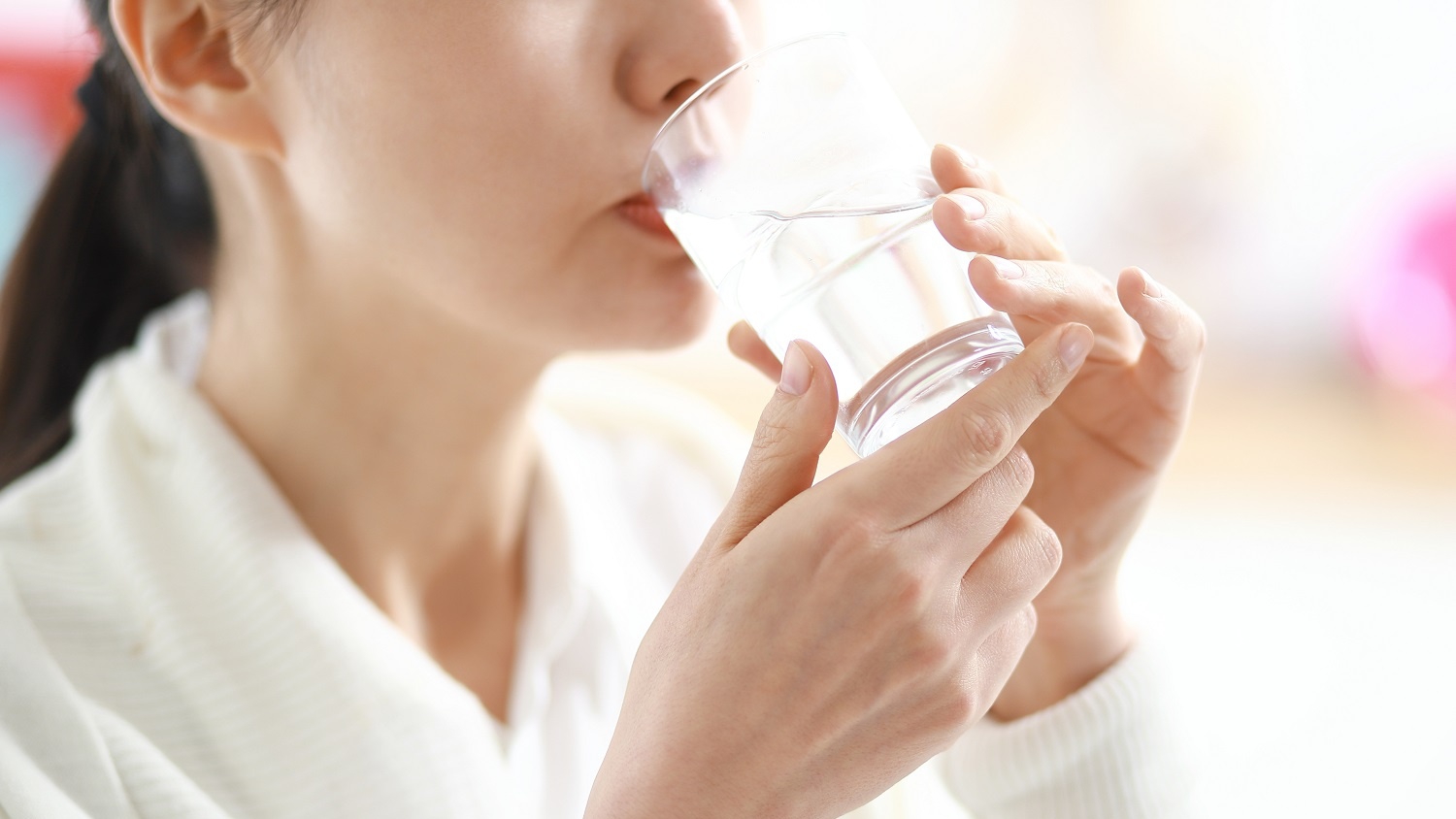 Nước nào giúp cung cấp chất điện giải khi bị đau bụng đi ngoài?
