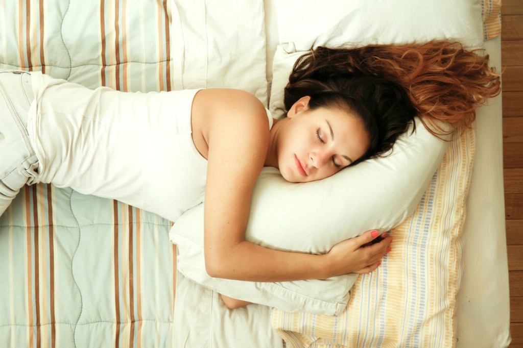 Bị trào ngược dạ dày nằm nghiêng trái hay phải tốt hơn?