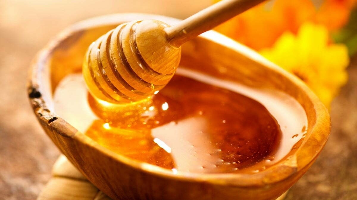 Làm thế nào để loại bỏ mật ong trên môi sau khi dùng qua đêm?
