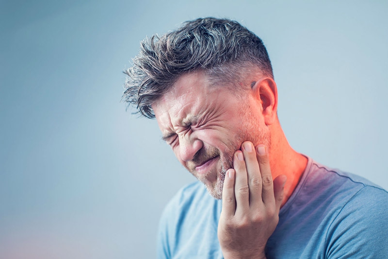 Cách chăm sóc răng miệng hợp lý để tránh hiện tượng ê buốt răng là gì?