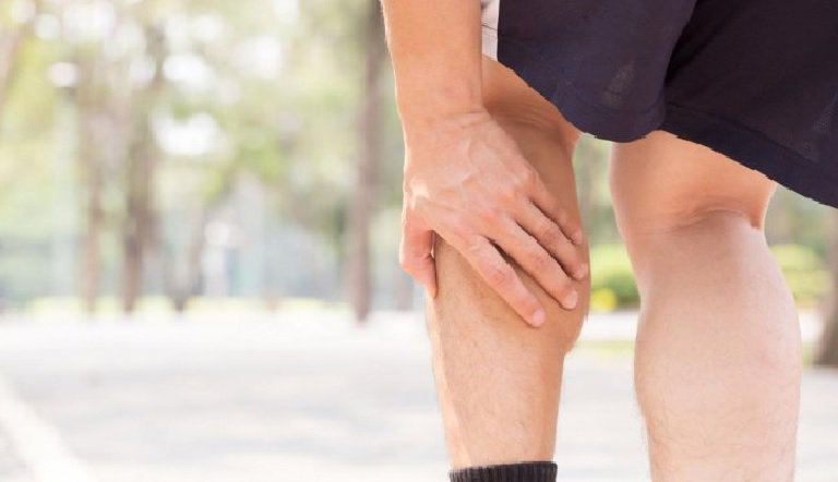 Suy giãn tĩnh mạch chân có thể gây đau ống chân, bạn có thể giải thích cách suy giãn tĩnh mạch chân xảy ra và ảnh hưởng như thế nào đến đau nhức ống chân?
