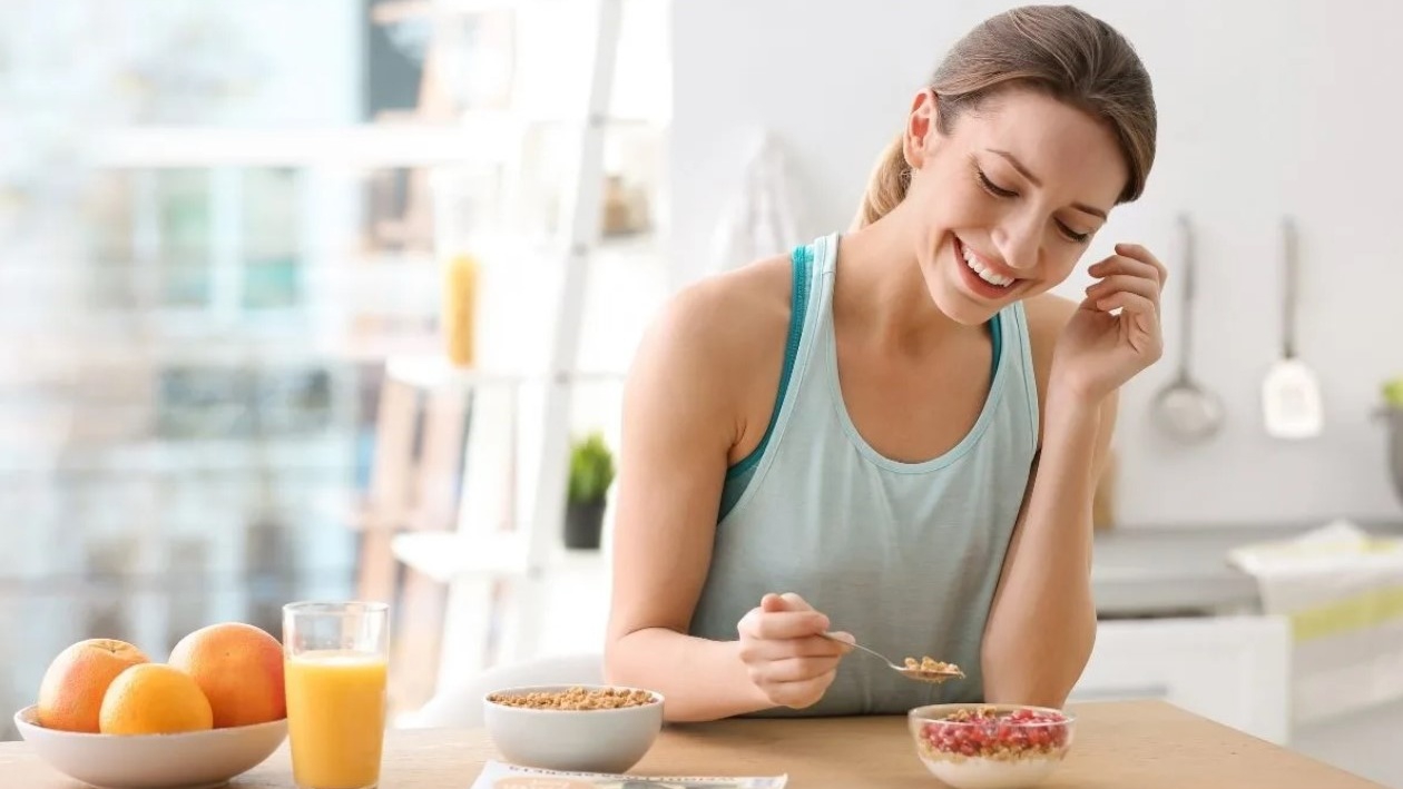 Ngoài thức ăn, còn các yếu tố nào khác cần lưu ý trong quá trình chế độ ăn cho người đau dạ dày?
