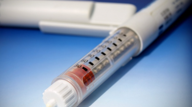 What are the benefits and risks of reusing insulin injection pens?
