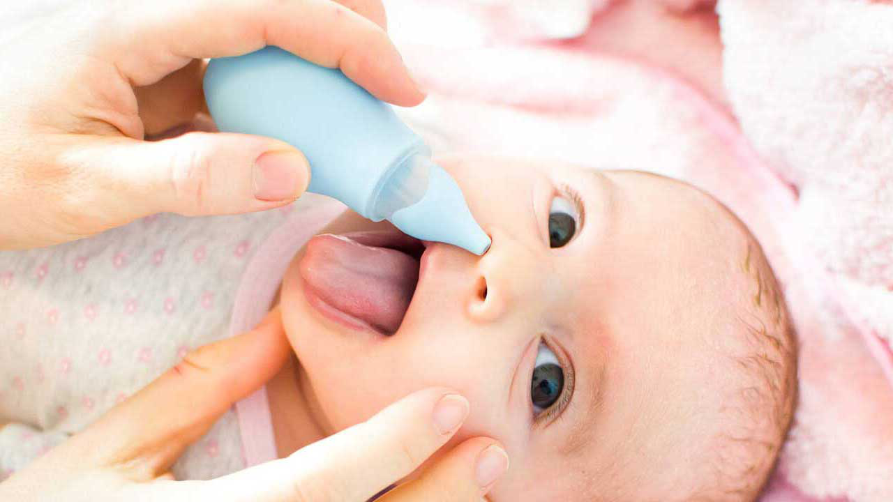 Trẻ sơ sinh cần sử dụng nước muối sinh lý trong trường hợp nào?
