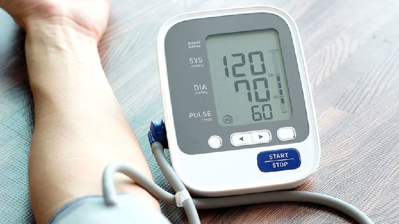 Làm sao để kiểm tra pin của máy đo huyết áp điện tử?
