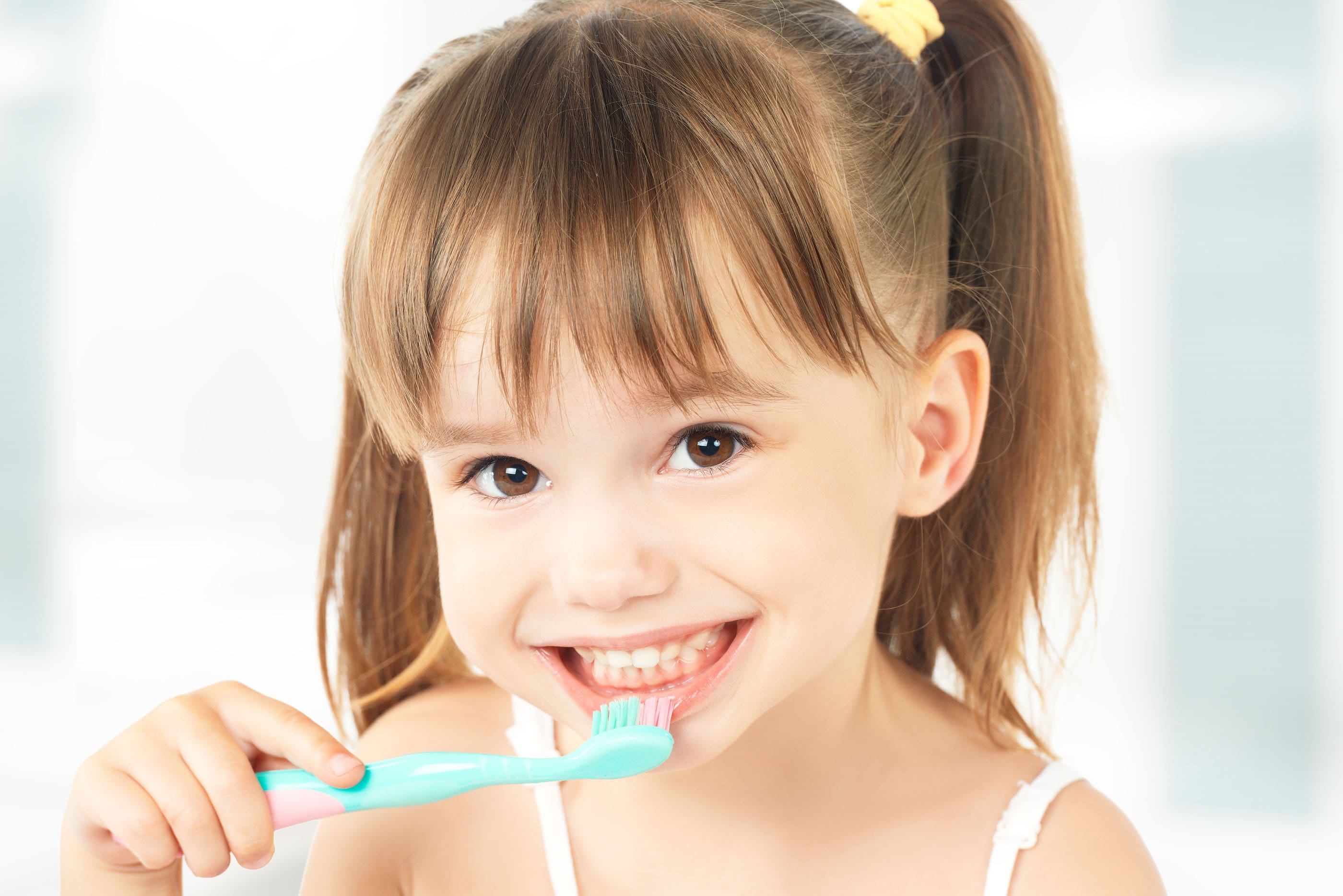 Các triệu chứng của bệnh ăn mòn chân răng ở trẻ em là gì?
