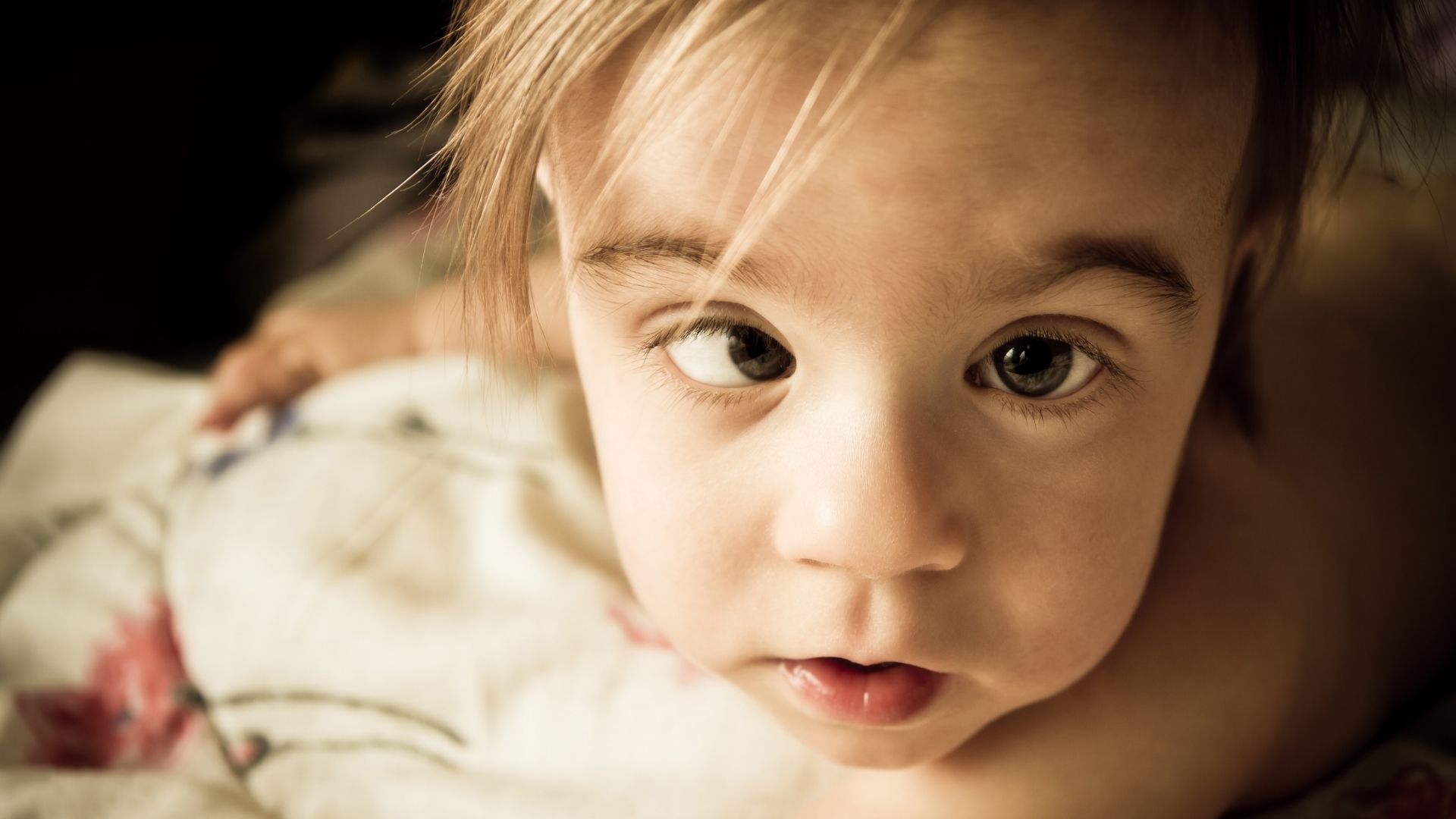 Bài tập nào có thể được áp dụng để chữa mắt lác ở trẻ em tại nhà?

