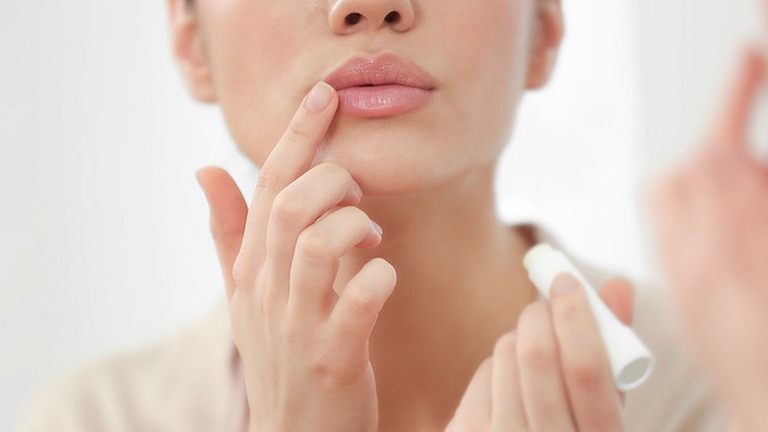 Cách chữa viêm môi tại nhà không dùng thuốc có hiệu quả không?