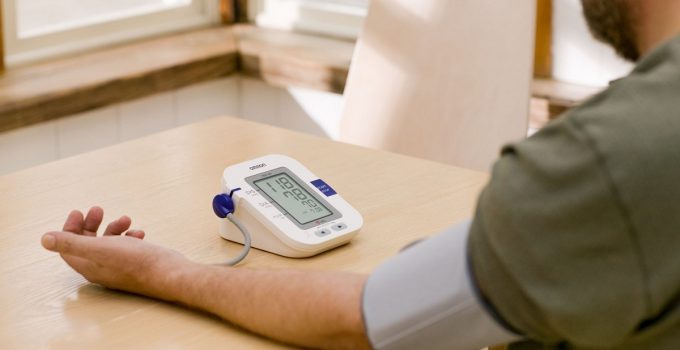 Các lỗi thường gặp phải khi sử dụng máy đo huyết áp omron là gì và cách khắc phục?
