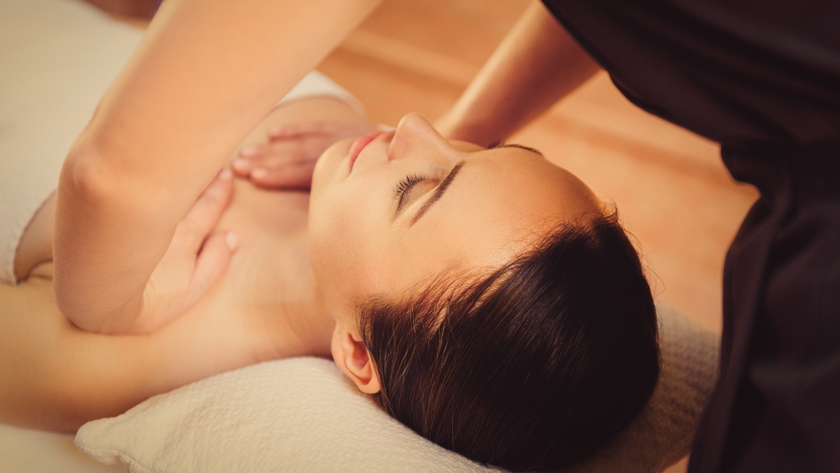 Cách massage ngực giúp ngực săn chắc, khoẻ đẹp - Nhà thuốc FPT Long Châu