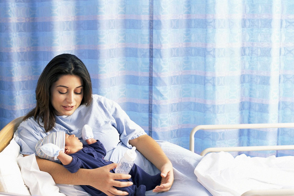 Tại sao cần tránh bé cử động chạm đến vết mổ khi ngồi sau sinh mổ?
