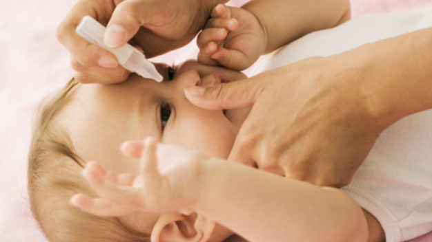 Nước muối sinh lý có tác dụng gì trong việc vệ sinh mũi cho trẻ sơ sinh?
