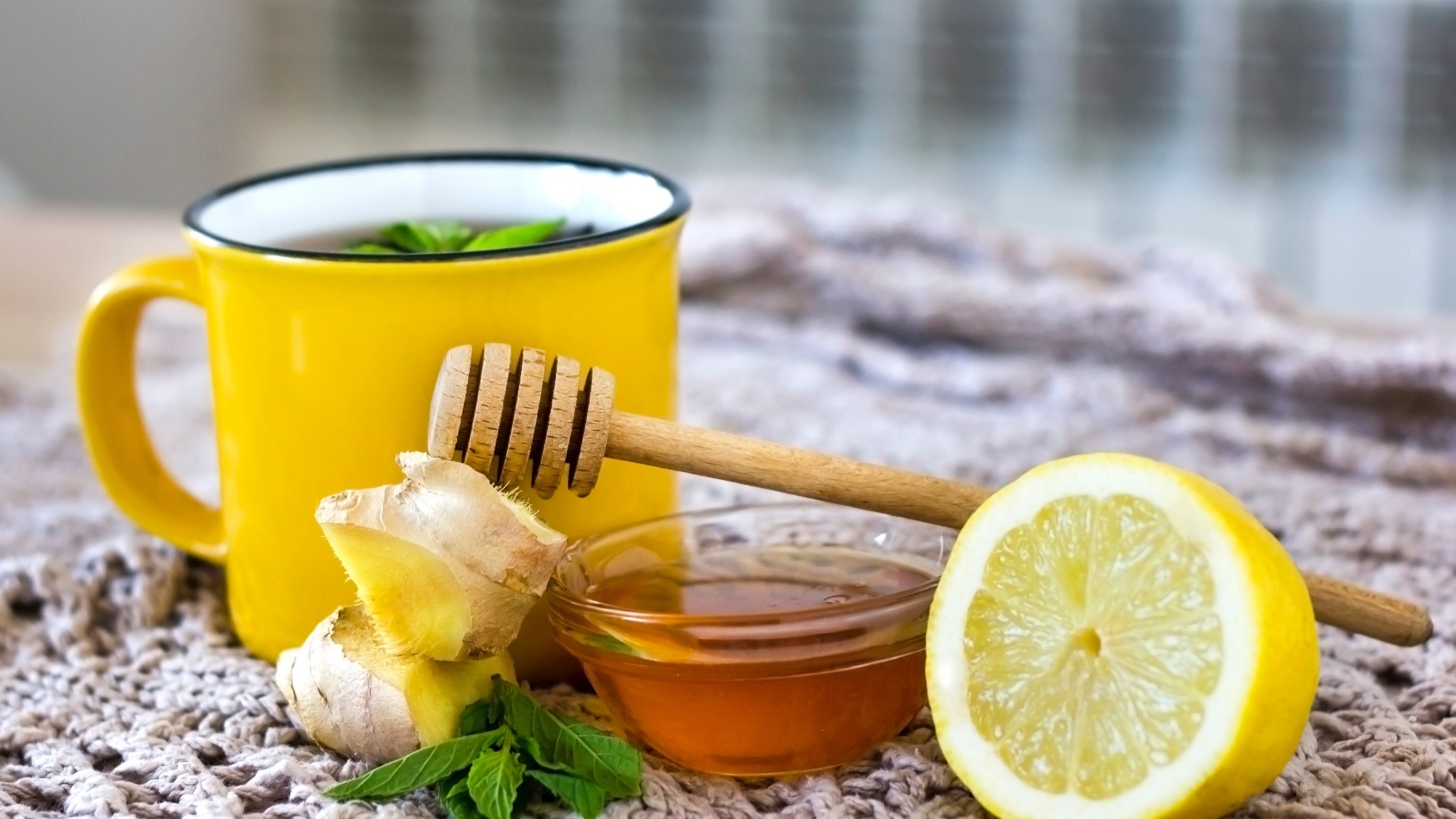 Có thể thêm gì vào nước chanh mật ong để tạo hương vị đặc biệt?
