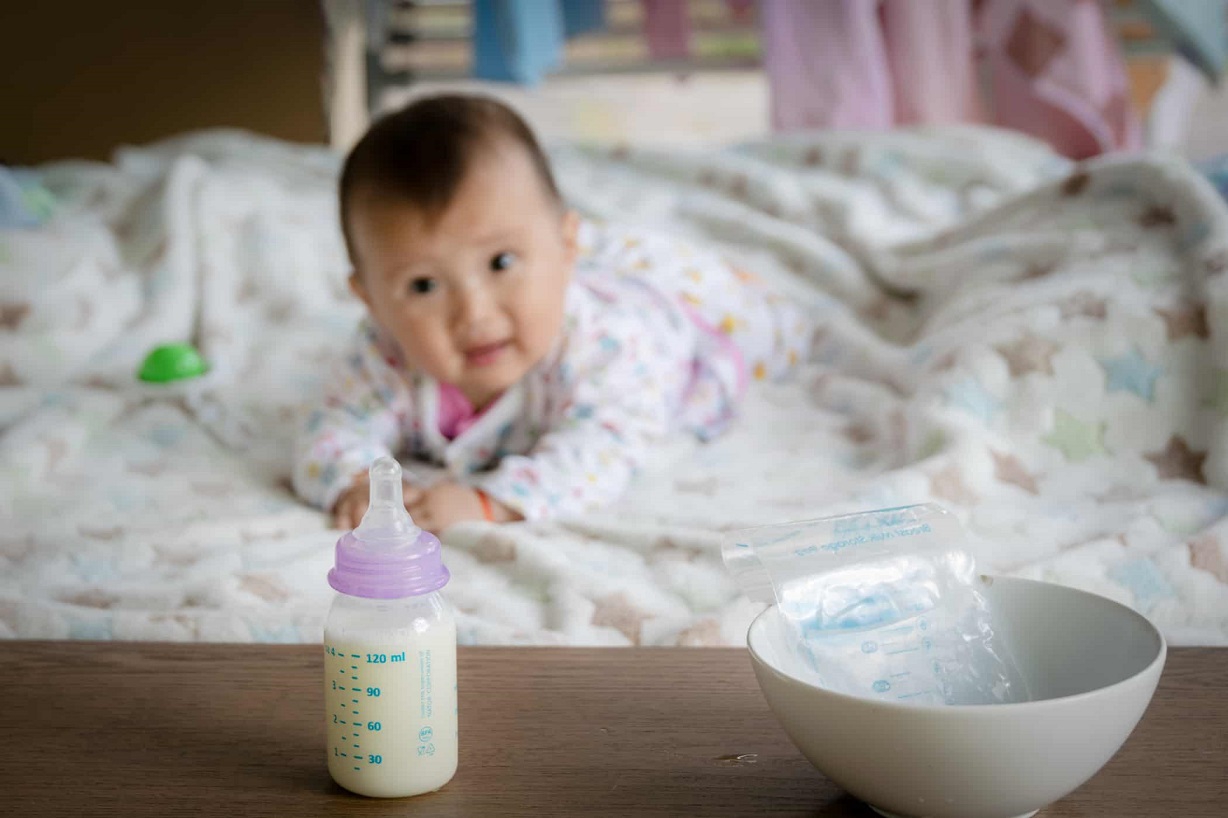 Có cần phải đun sôi sữa mẹ sau khi rã đông không?
