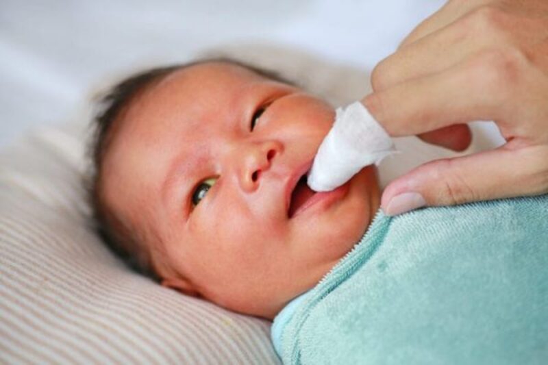 Hướng dẫn cách rơ lưỡi cho trẻ sơ sinh đúng và an toàn