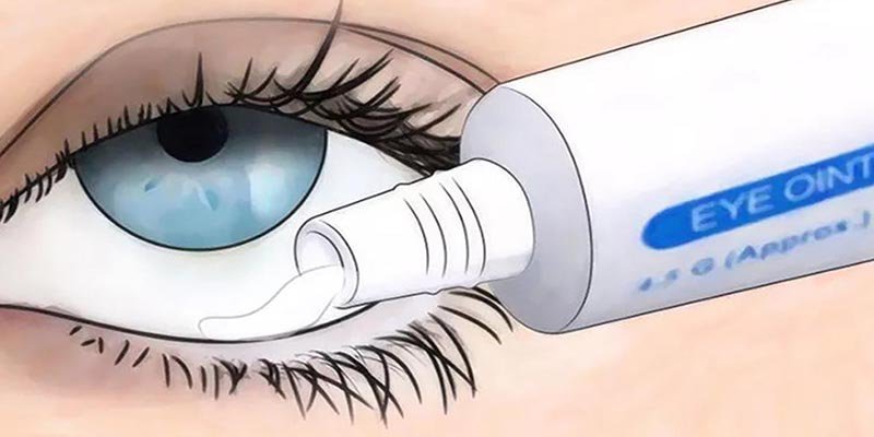 Tại sao cần phải tra thuốc mỡ mắt đúng cách?
