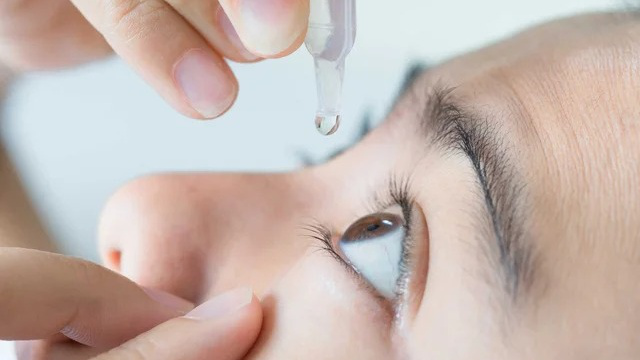 Cách sử dụng thuốc nhỏ mắt giảm độ cận​ 2