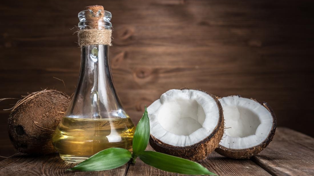Lợi ích và cách sử dụng dầu dừa để trị viêm nang lông như thế nào?