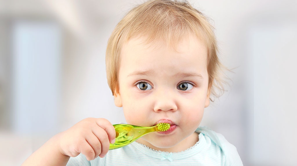Có những dấu hiệu nào cho thấy răng của bé 18 tháng tuổi mọc không đúng vị trí?
