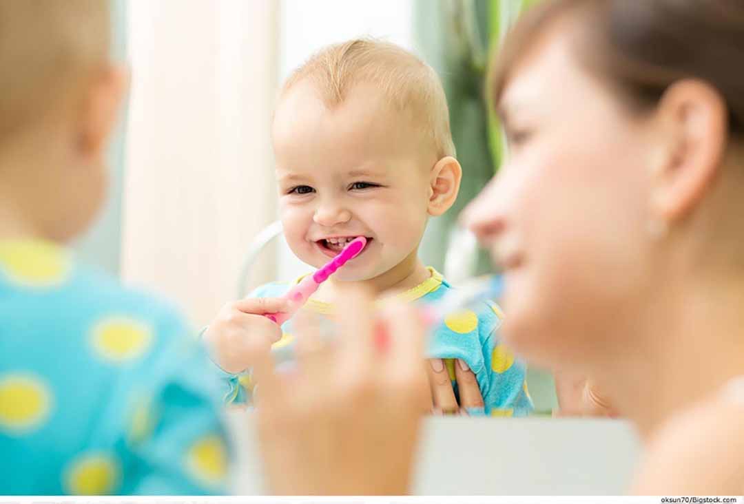 Thủ thuật nào giúp chà nhẹ nhàng lưỡi của bé 1 tuổi?
