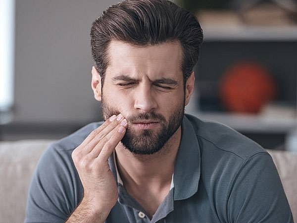 Làm thế nào để giảm hôi miệng khi răng khôn đang mọc?
