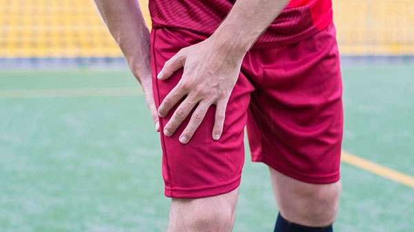 Cách điều trị đau khớp háng khi đá bóng hiệu quả tại nhà