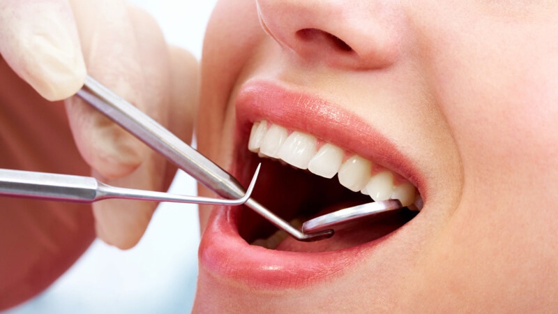 Cần ngậm bông gòn bao lâu sau khi nhổ răng?