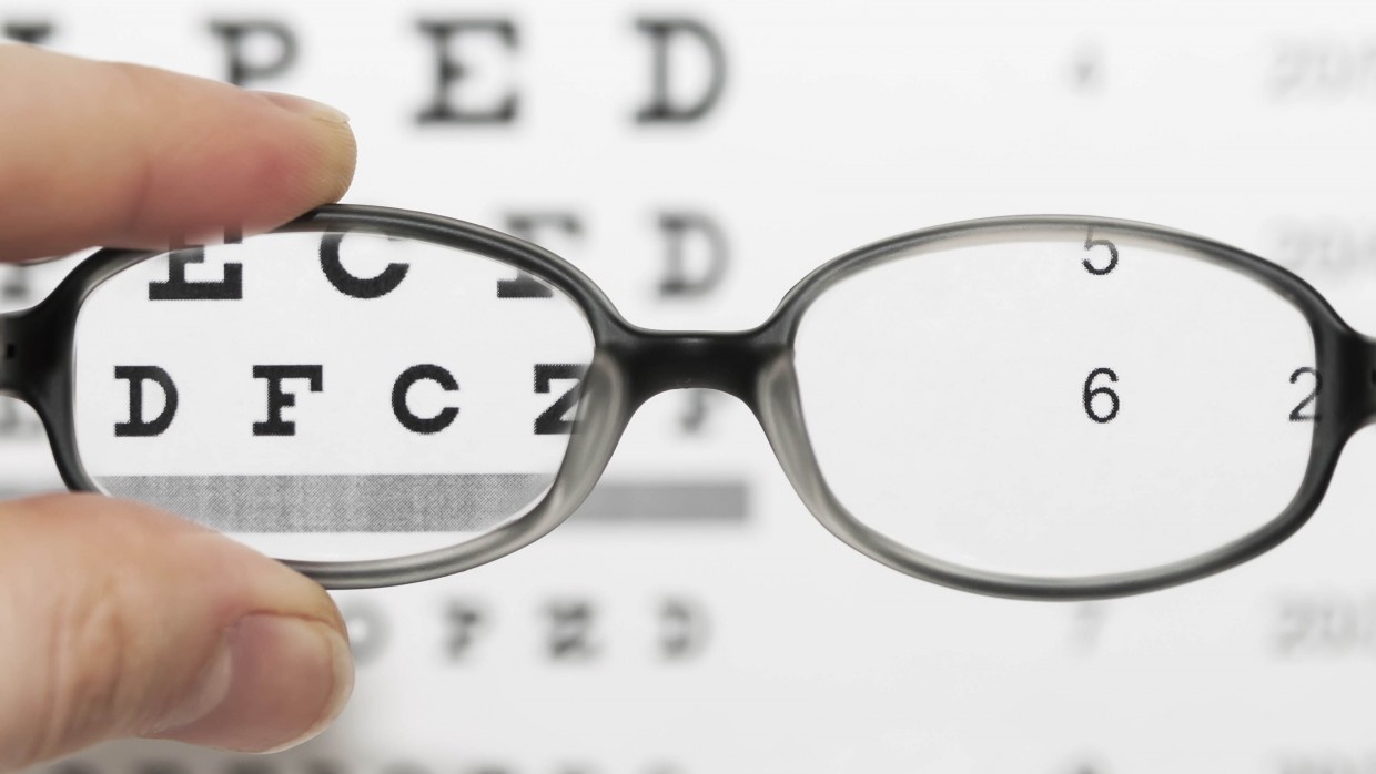 Có những dịch vụ và phương pháp nào để điều trị mắt cận thị?
