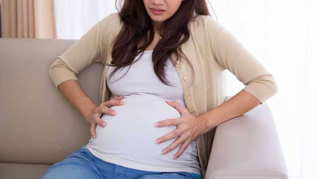Tình trạng đau bụng lâm râm khi mang thai 3 tháng đầu cần được kiểm tra bởi bác sĩ không?
