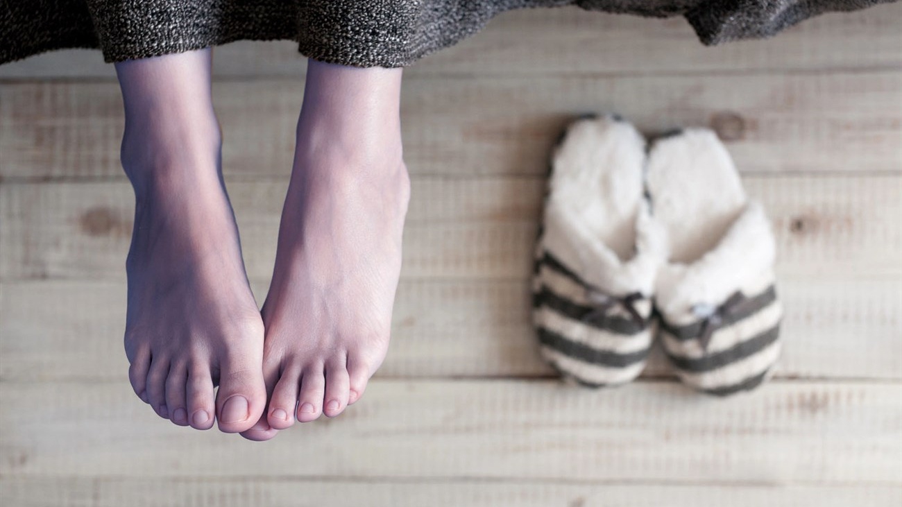 Có những bài tập nào có thể giảm thiểu triệu chứng của bệnh lạnh 2 bàn chân? 
