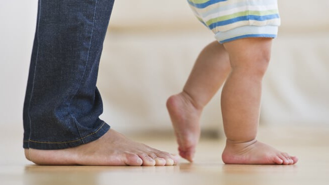 Chân trẻ sơ sinh như thế nào là bình thường? Cách khắc phục chân vòng kiềng?