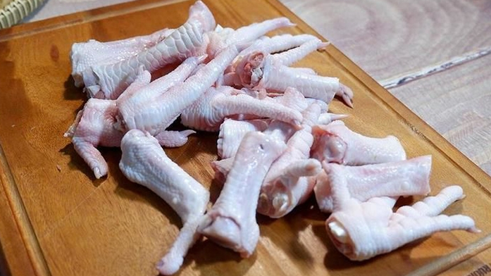 Có thể tăng cường hương vị cho món chân gà rút xương nướng như thế nào?