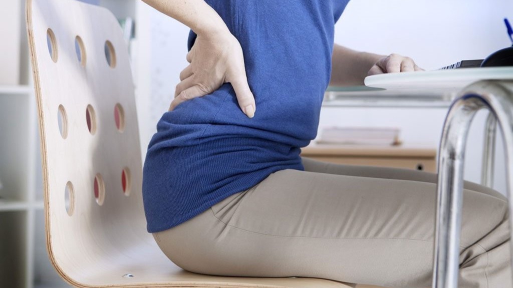 Nếu bị đau vùng mông gần xương cụt, có nên tiếp tục hoạt động thể chất hay không?
