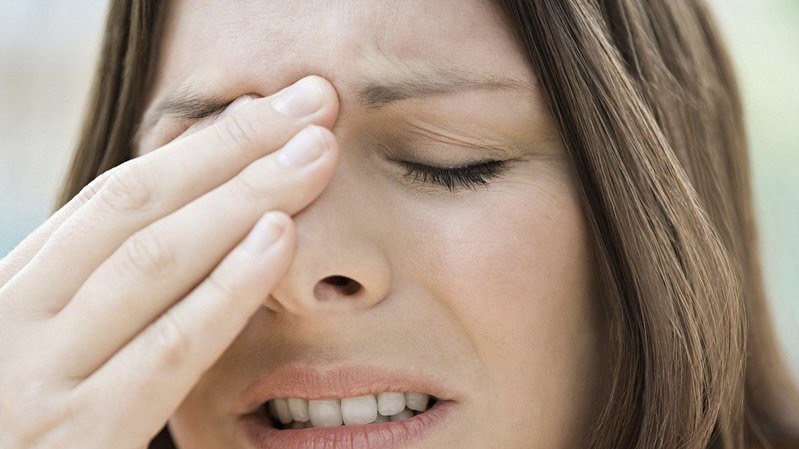 Bệnh viêm kết mạc có liên quan đến chớp mắt đau hốc mắt không?
