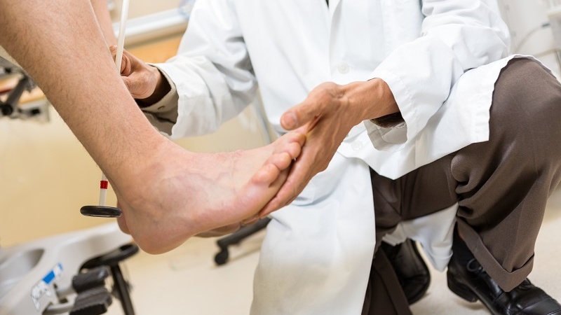 Chấn thương trực tiếp đến cơ: Các vụ va đập hoặc rách cơ gấp lưng bàn chân có thể tăng nguy cơ mắc thả bàn chân. 4