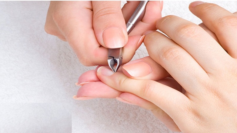 Có nên cắt da móng tay khi làm móng hay không?
