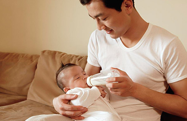 Có nên cho trẻ uống sữa khi đang ngủ không? Cách cho trẻ bú an toàn 1