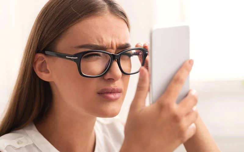 Có nên đeo kính cận khi dùng điện thoại không? 1